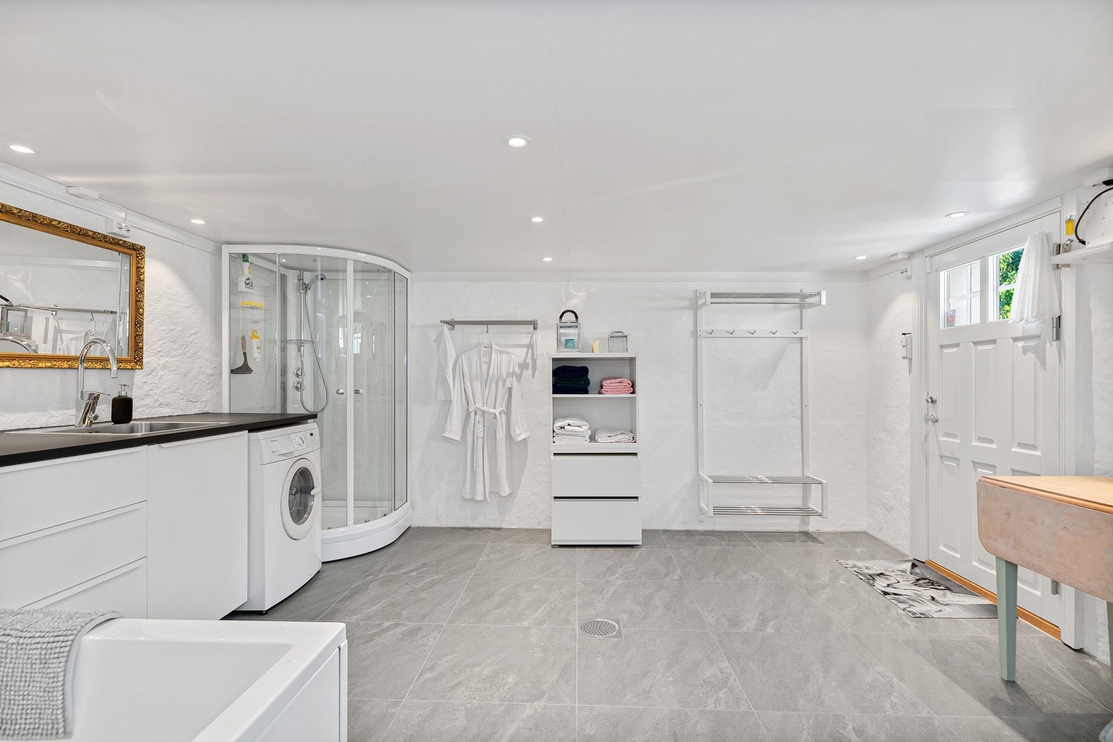 Stort flott bad/vaskerom i u.etasjen. Dette ble innredet i 2021. Galleribilde