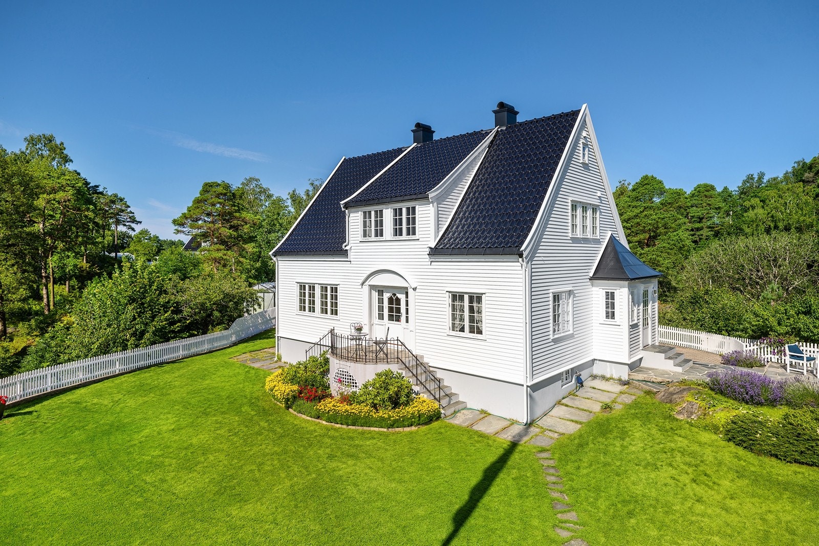 Arkitekttegnet villa med lekre detaljer, solrikt beliggende på skjermet tomt Galleribilde