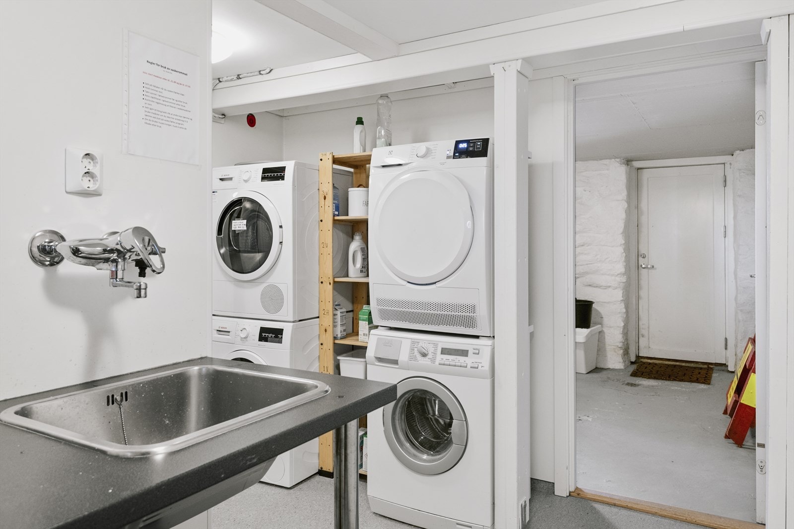 Felles vaskerom i kjelleren med utgang til bakhage om man ønsker å tørke klær ute. Galleribilde
