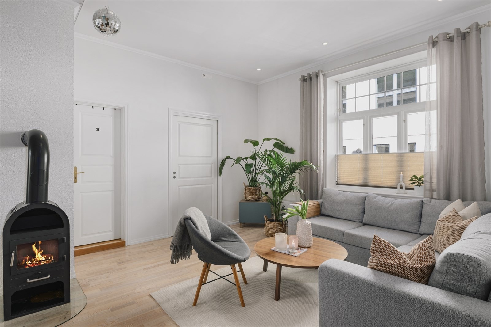 Generøs takhøyde, store vindusflater og vedovn. Galleribilde