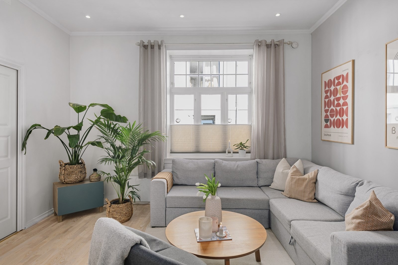 Romslig stue med god plass til store sofagruppe. Galleribilde