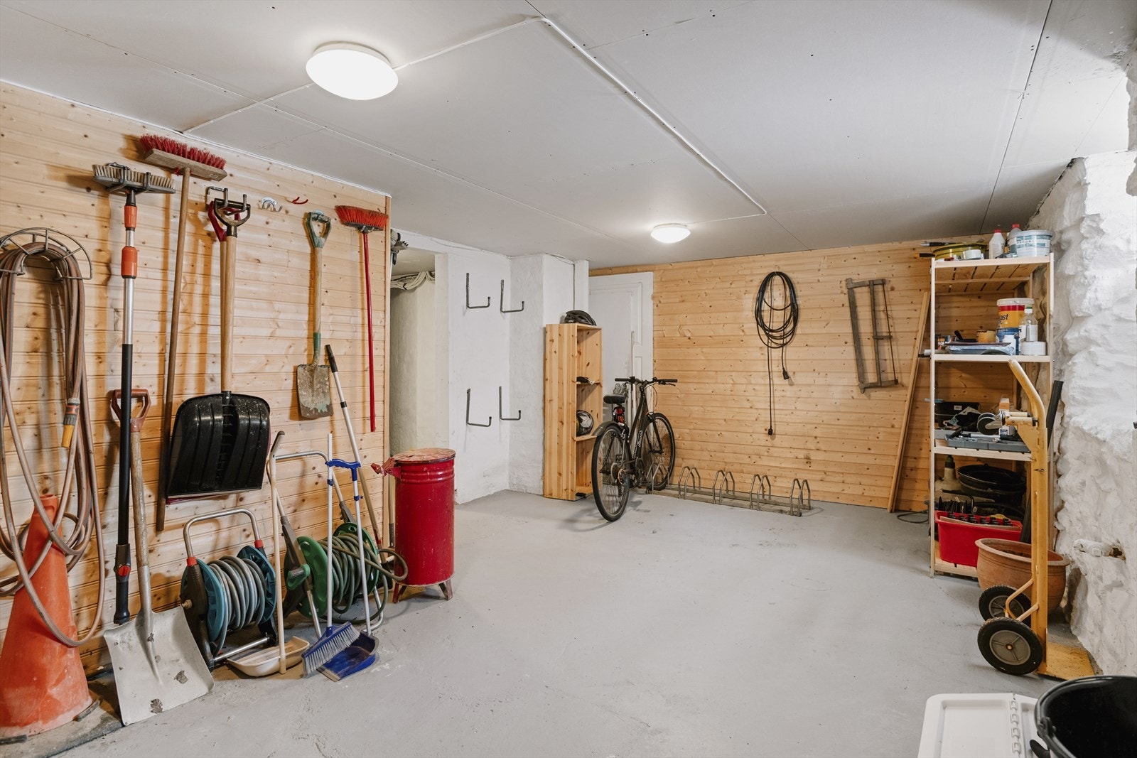 Felles bod til oppbevaring av sykler og diverse. Galleribilde