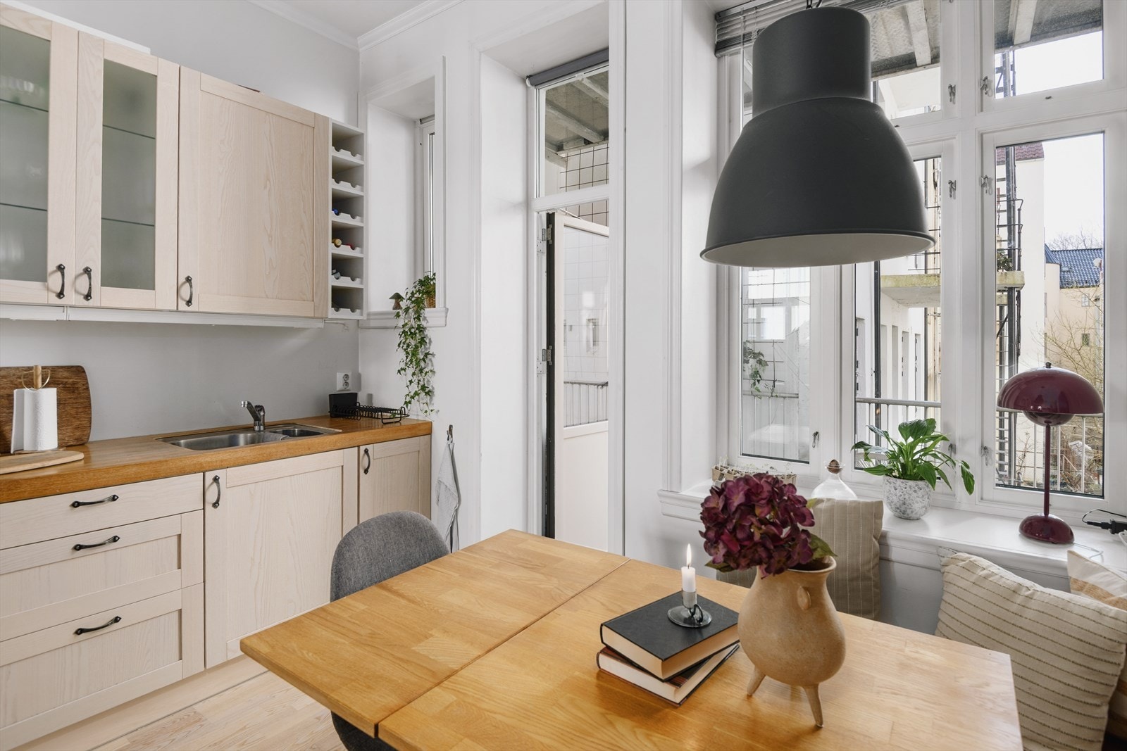 Utgang til romslig balkong/rømningsvei fra kjøkkenet. Galleribilde