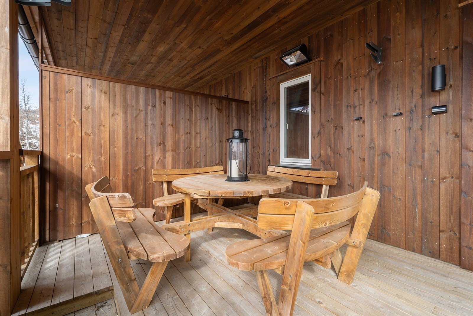 Trivlig solrik uteplass. Galleribilde