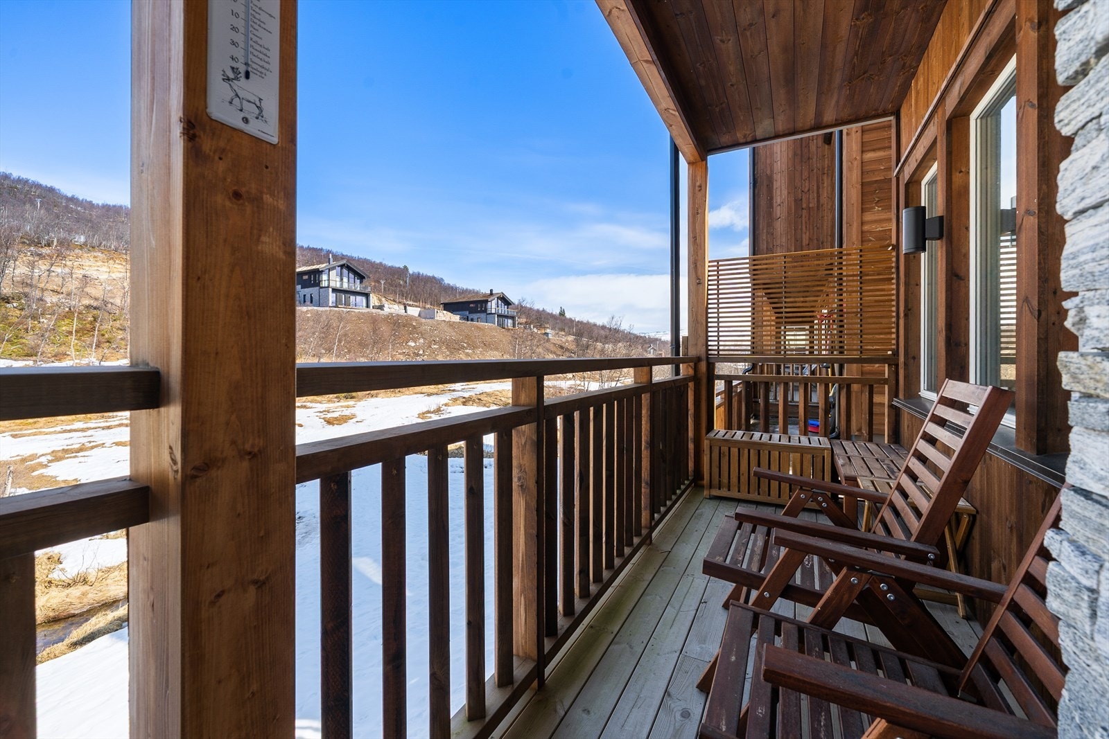 Terrasse ut fra stue/kjøkken - Utsikt mot Nos. Galleribilde