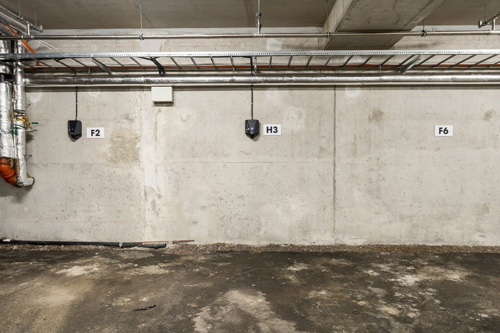 Terrasse ut fra stue/kjøkken - Utsikt mot Nos. Elbil lader Galleribilde