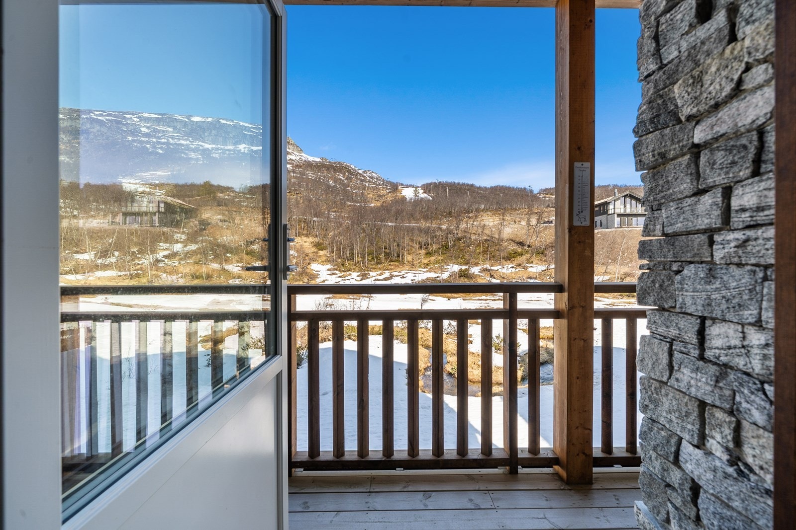 Terrasse ut fra stue/kjøkken - Utsikt mot Nos. Galleribilde