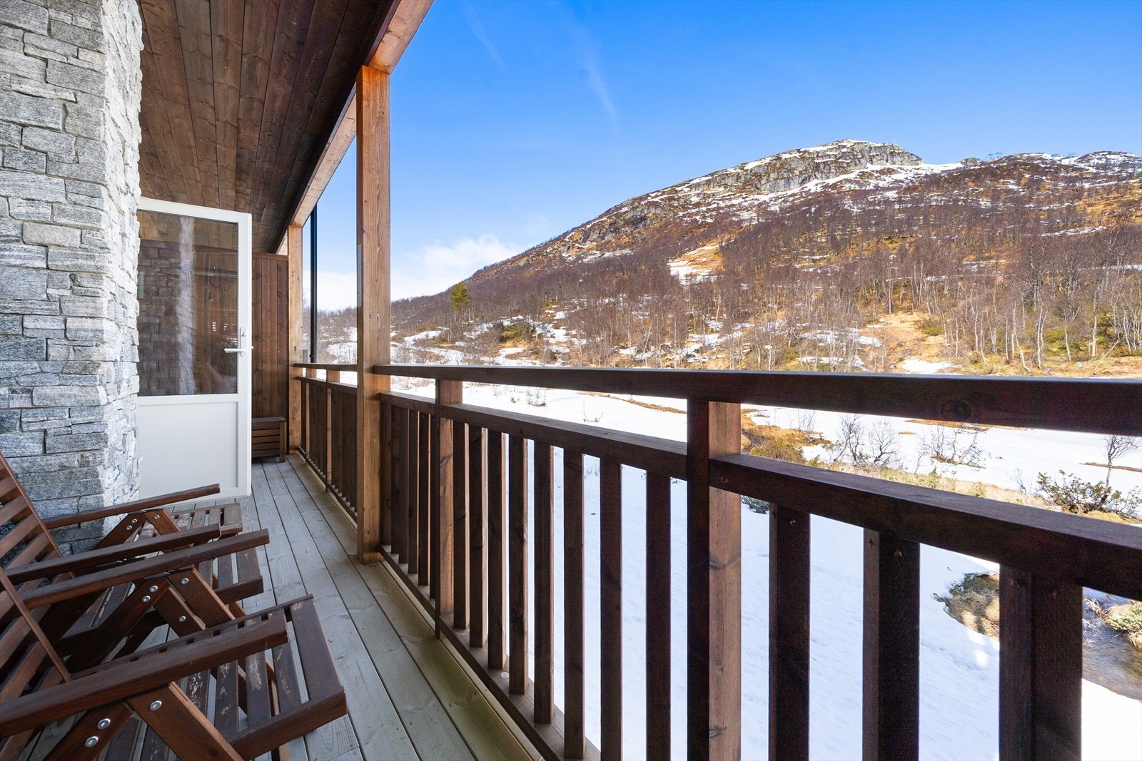 Terrasse ut fra stue/kjøkken - Utsikt mot Nos. Galleribilde