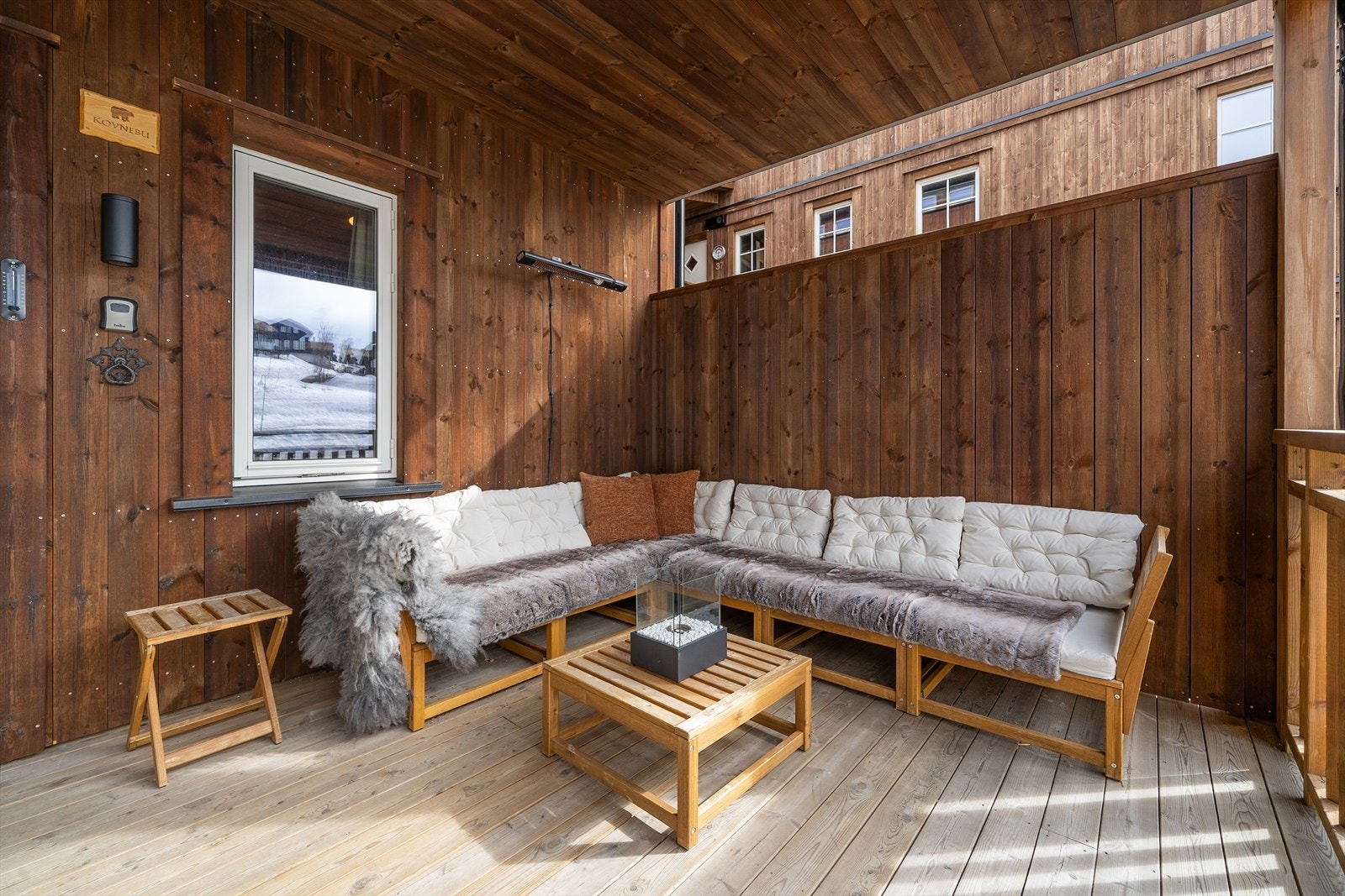 Trivlig solrik uteplass. Overbygget! Galleribilde