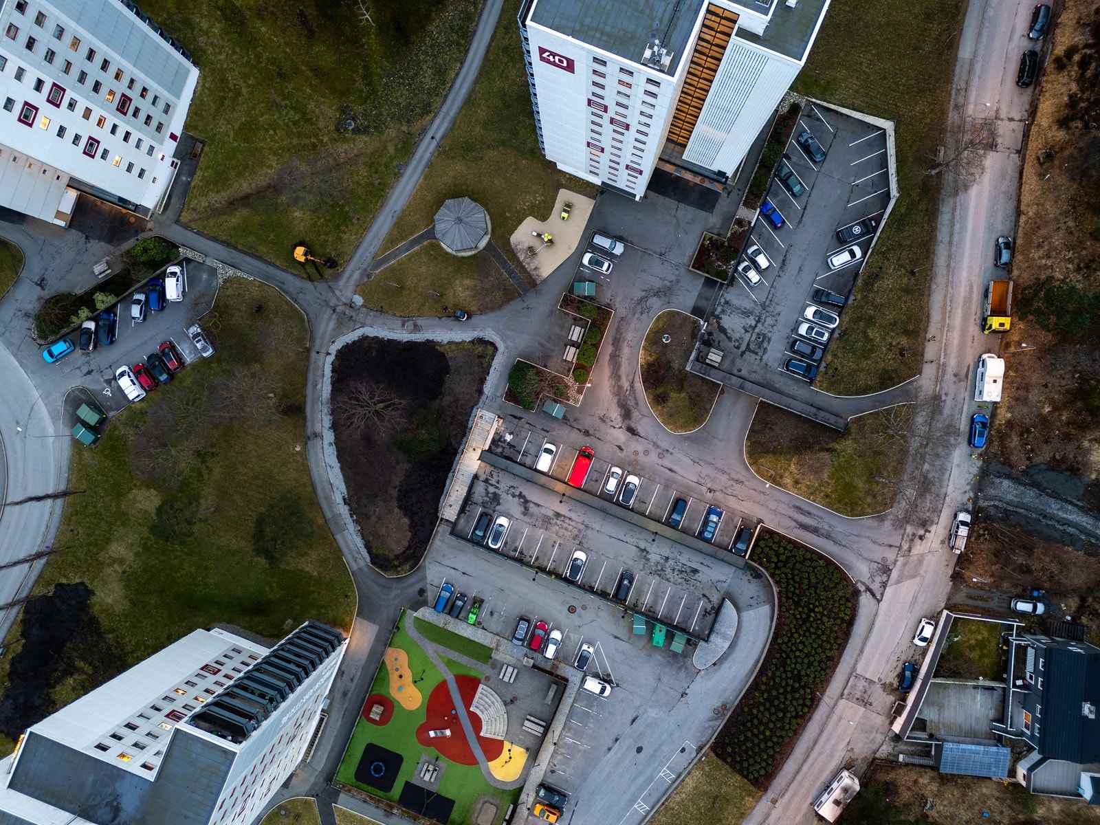 Det er også kort avstand til flere flotte turområder i varierende terreng, bl.a. Løvstakken, Ortuvannet eller i Kanadaskogen. Galleribilde