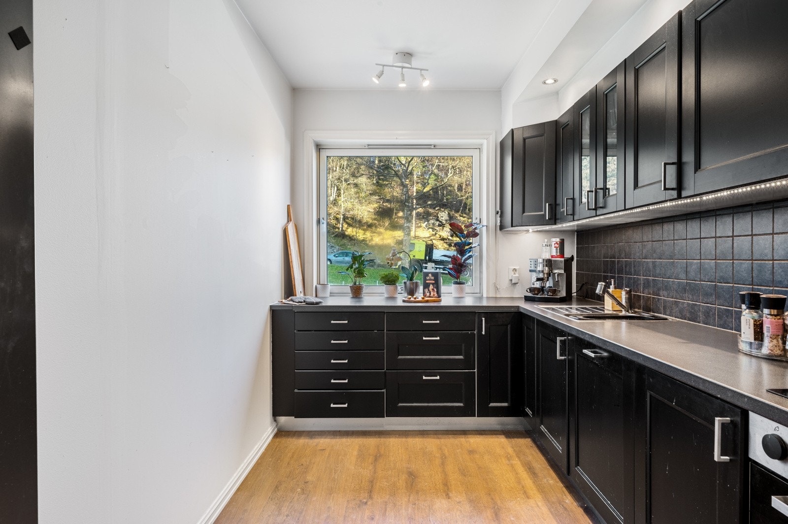 Kjøkkenet er videre innredet med integrert oppvaskmaskin, samt stekeovn og platetopp. Galleribilde