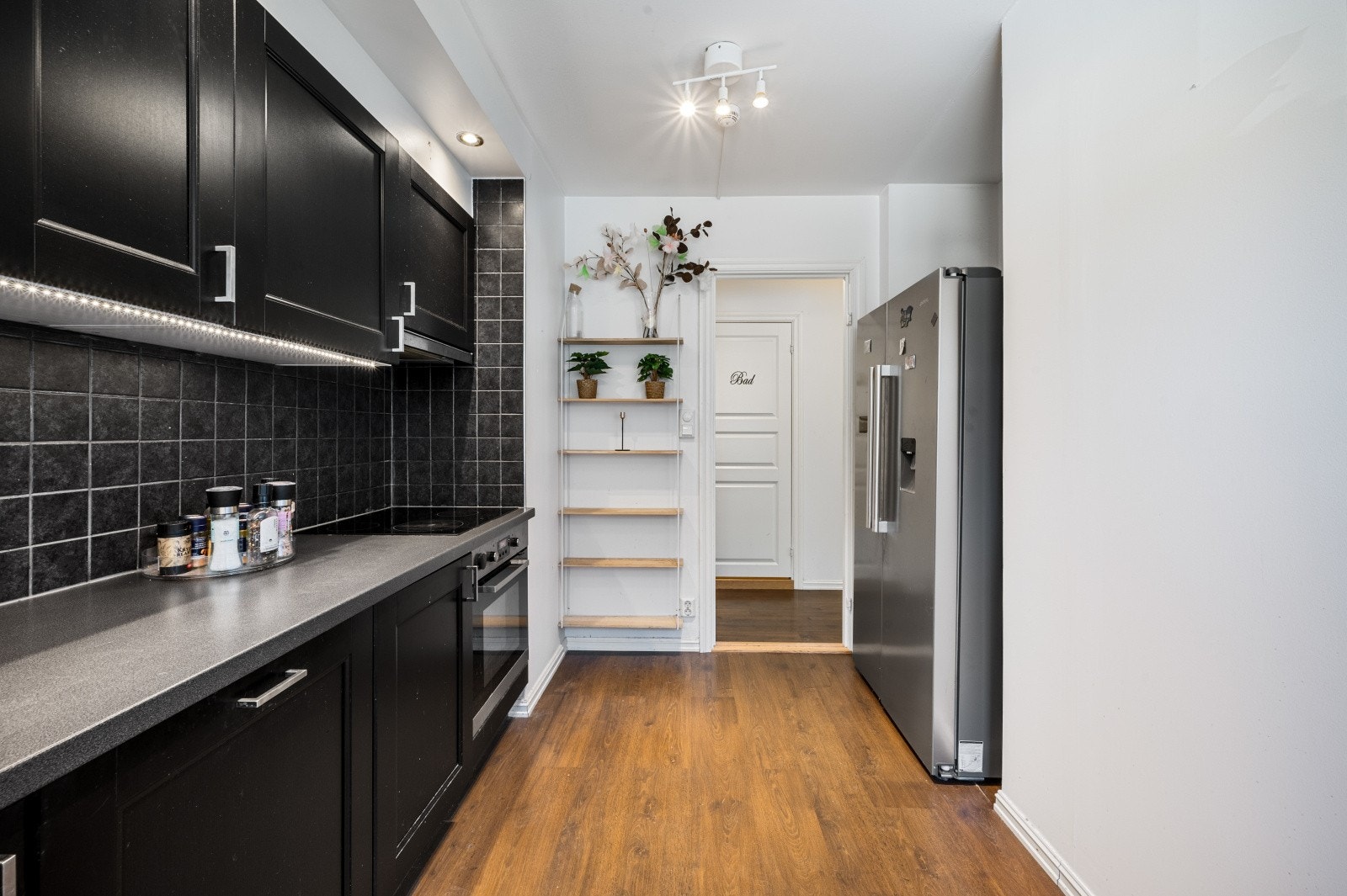 Leilighetens kjøkken er praktisk utformet med svært god benk- og skapplass. Galleribilde