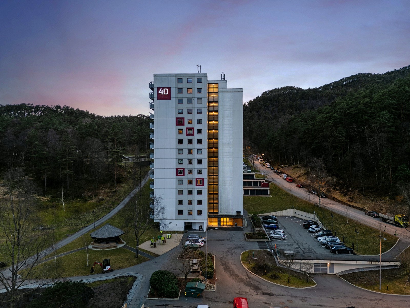 Leiligheten har en attraktiv og meget sentral beliggenhet i Fyllingsdalen. Med kort vei til det meste er beliggenheten ideell for alle og en hver! Galleribilde