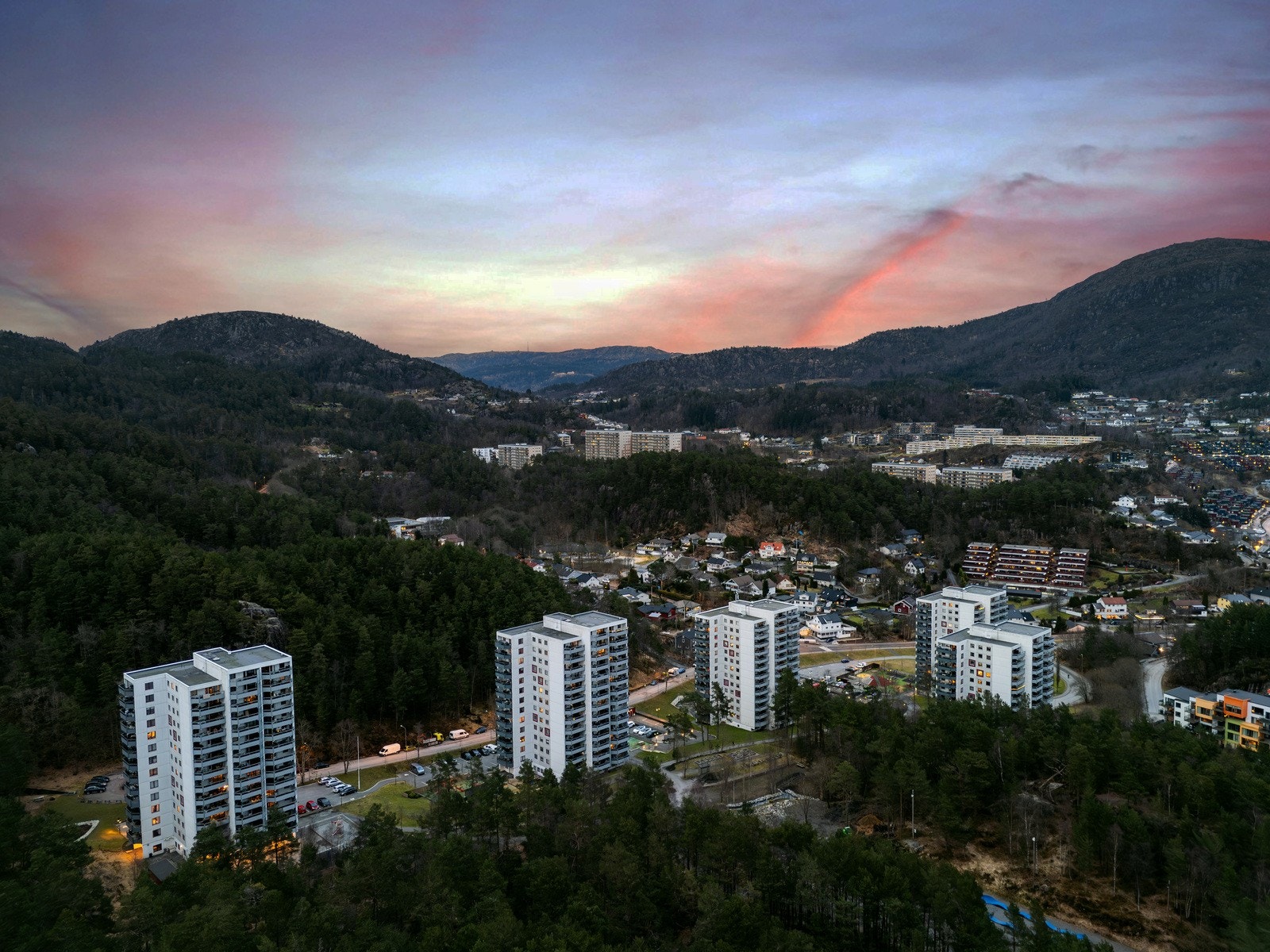 Oasen og alle senterets fasiliteter ligger kun 4 minutter unna med bil og kan også nås til fots! Galleribilde