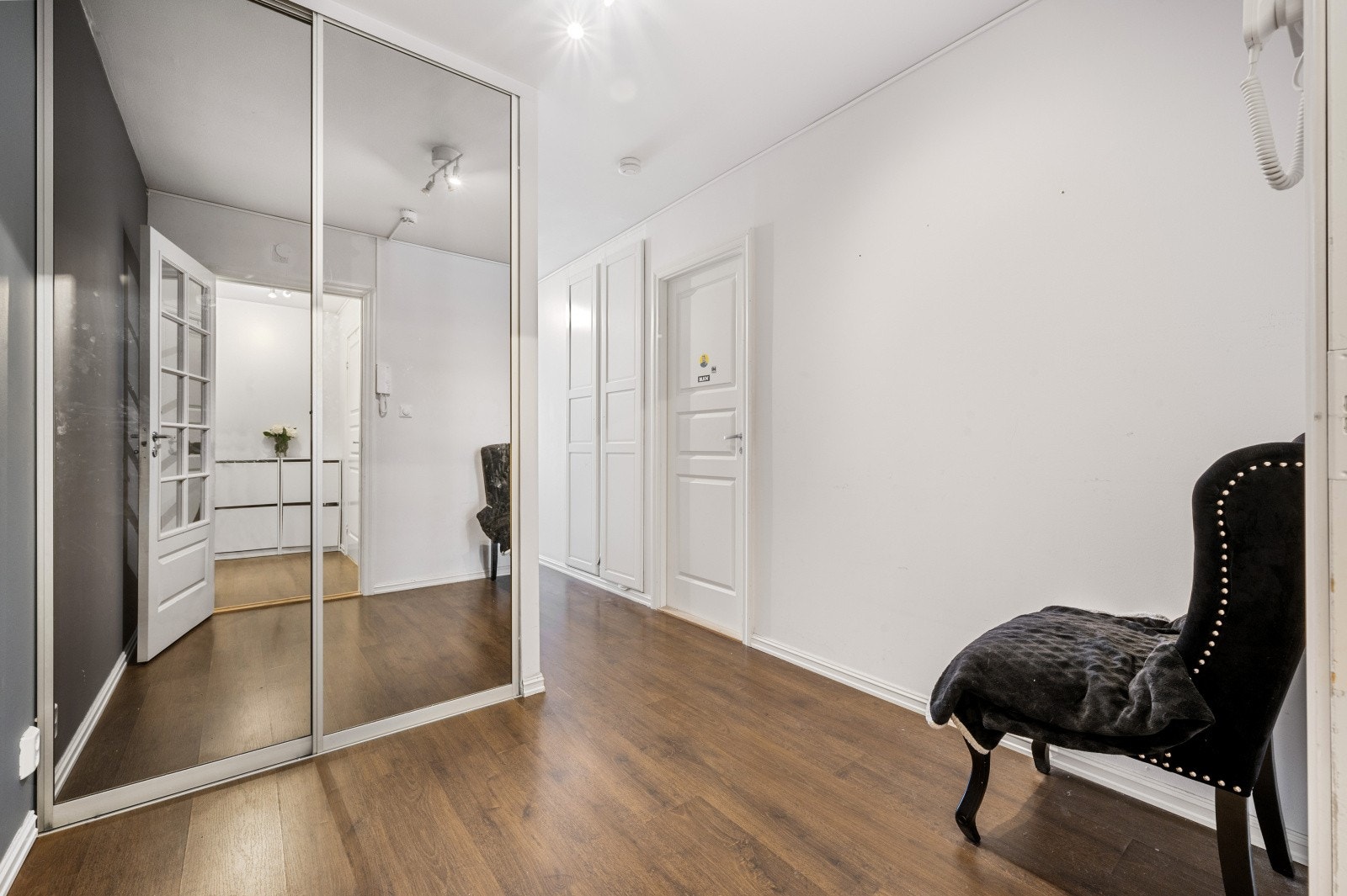 Fra entréen ledes du videre inn i gangen. Galleribilde