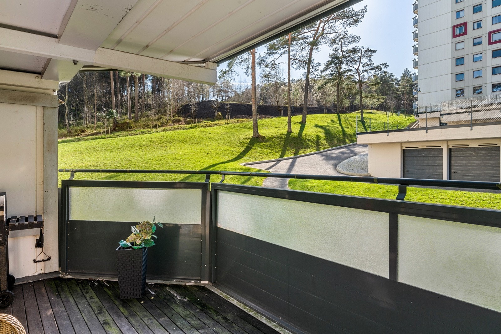 Terrassen er overbygd som gjør at den også kan brukes på ikke fullt så fine dager. Galleribilde