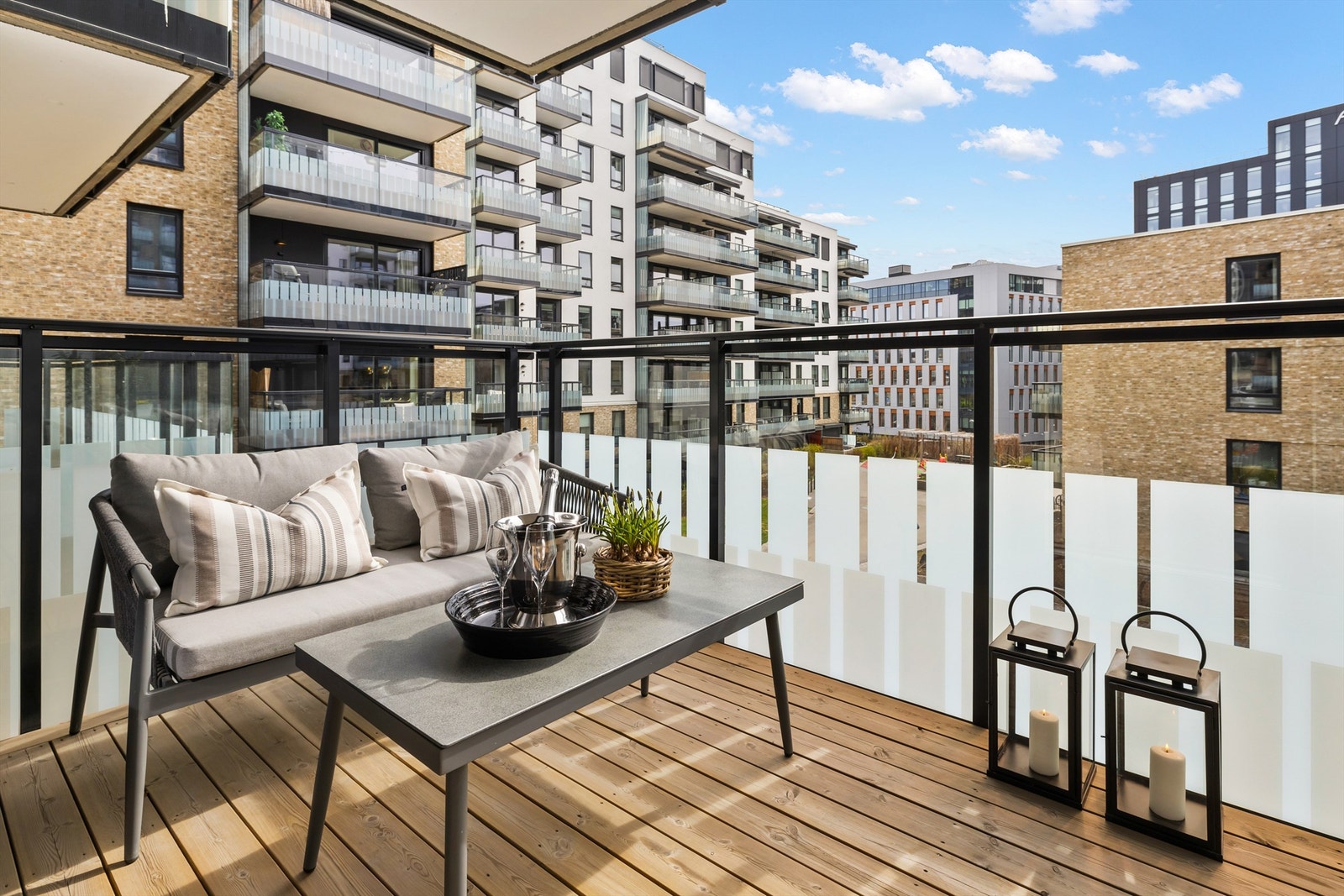 Balkongen er på hele 9 kvm og kan således fint innredes med ønsket møblement. Galleribilde