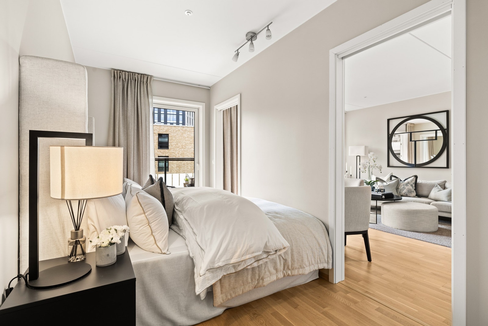 Veggene er malt i en lun farge som gir en deilig atmosfære å sove i, i tillegg til stort vindu gjør rommet lyst og luftig. Galleribilde