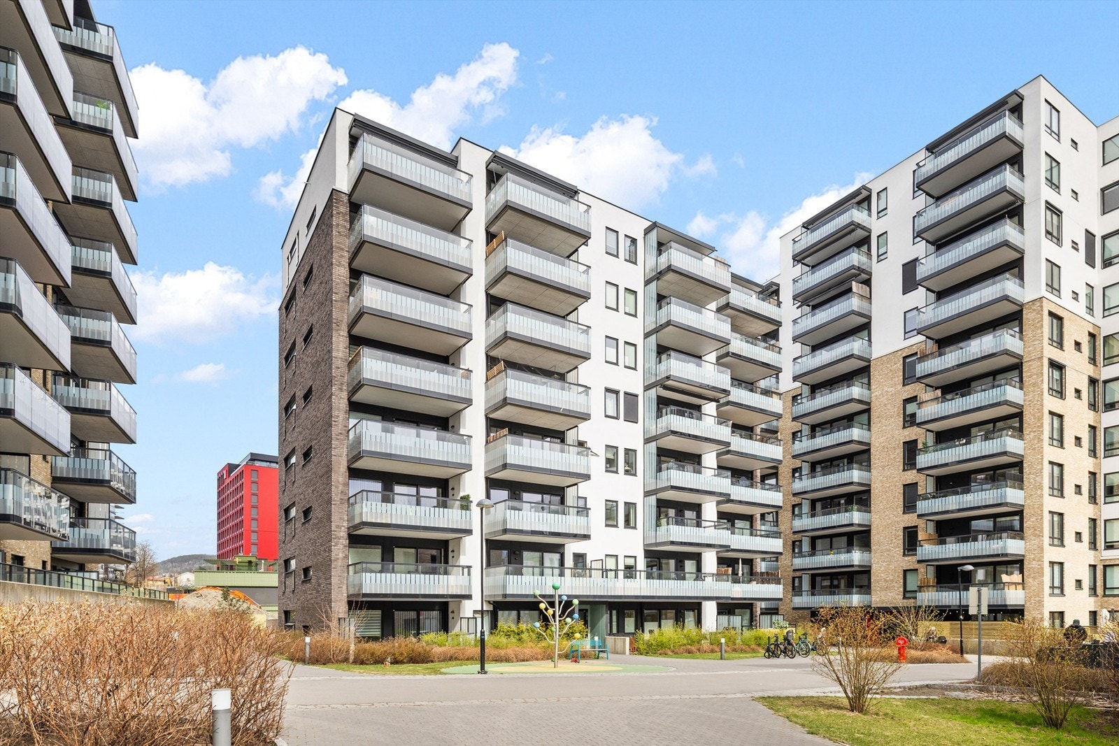 Nærhet til gode servicetilbud og offentlig kommunikasjon, hyggelige spisesteder og parkområder. Galleribilde