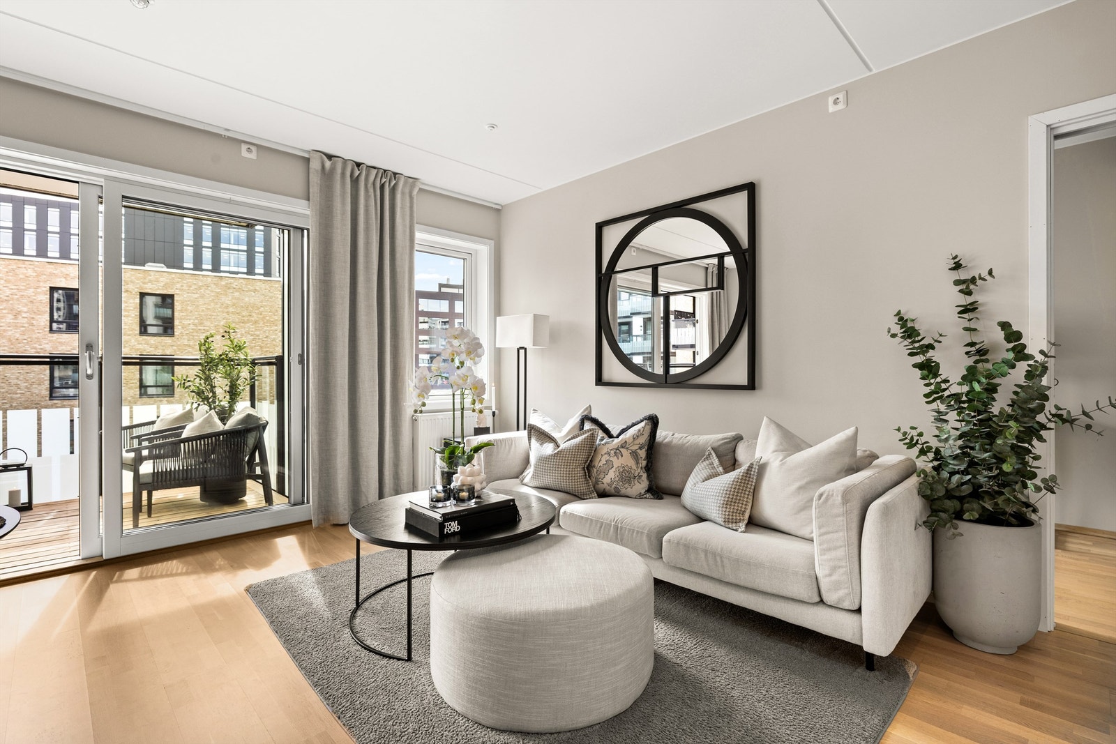 Store vindusflater som bidrar til en lys og harmonisk atmosfære. Galleribilde