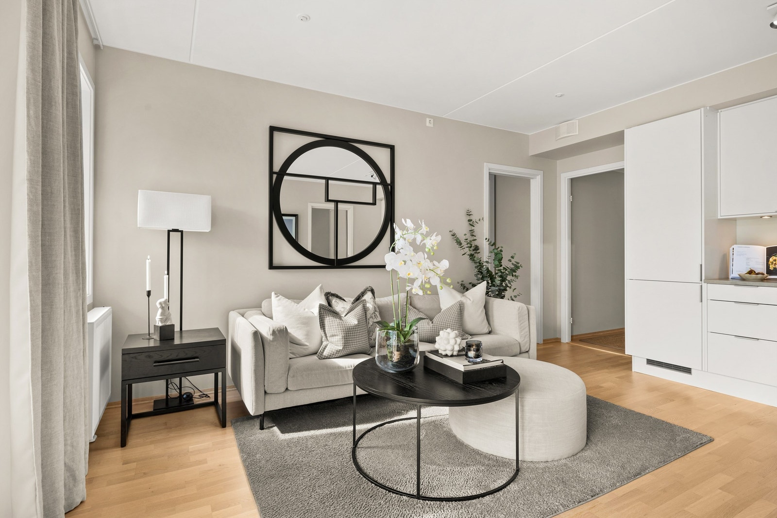 Stuen er romslig med god plass til å innrede med stuemøblement som sofagruppe med tilhørende salongbord, tv-seksjon og spisebord. Galleribilde