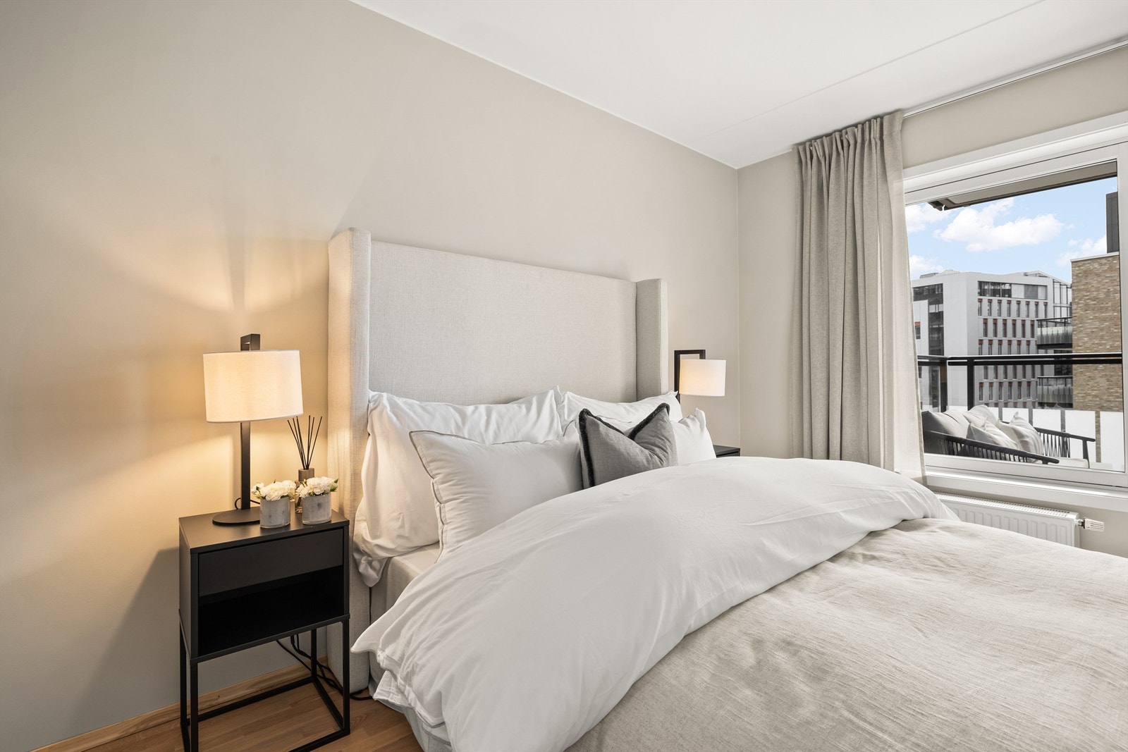 Hovedsoverommet er romslig med god plass til dobbeltseng og tilhørende nattbord og garderobeskap. Galleribilde