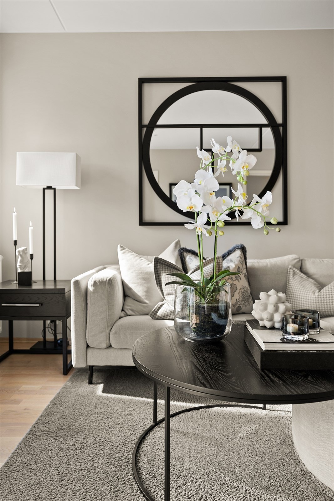 Overflatene er holdt i moderne farge- og materialvalg - de fleste overflater ble malt i 2025. Galleribilde