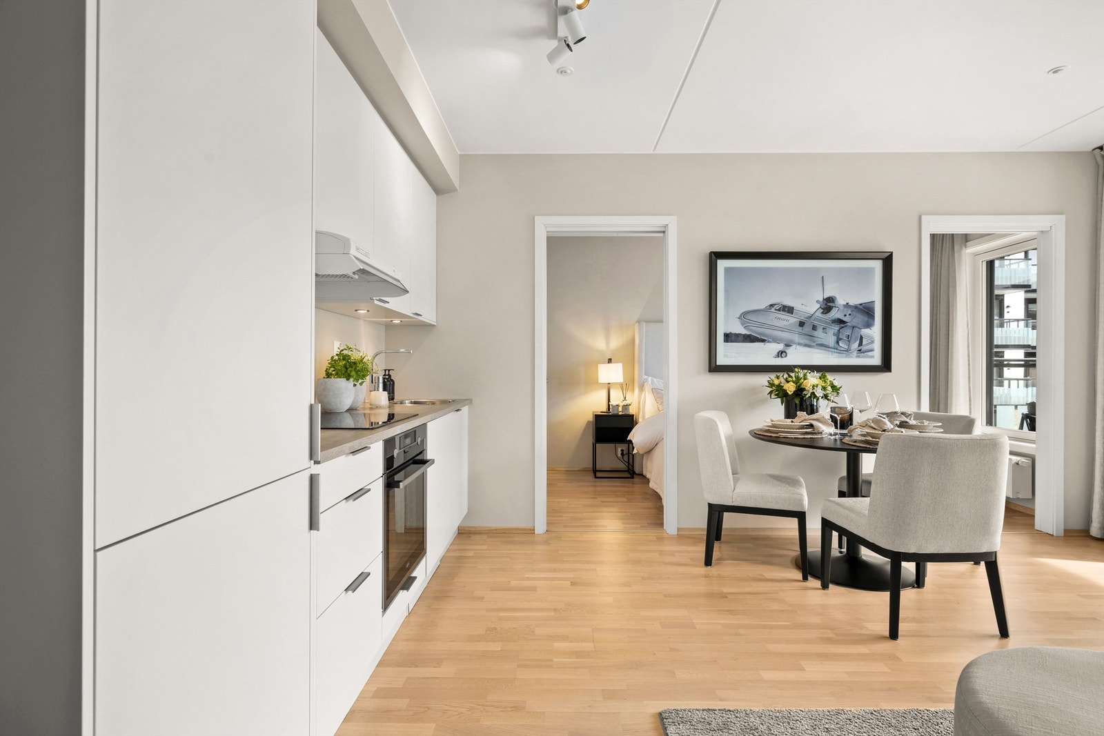 Lekkert kjøkken fra Norema i åpen og sosial løsning med stuen. Galleribilde