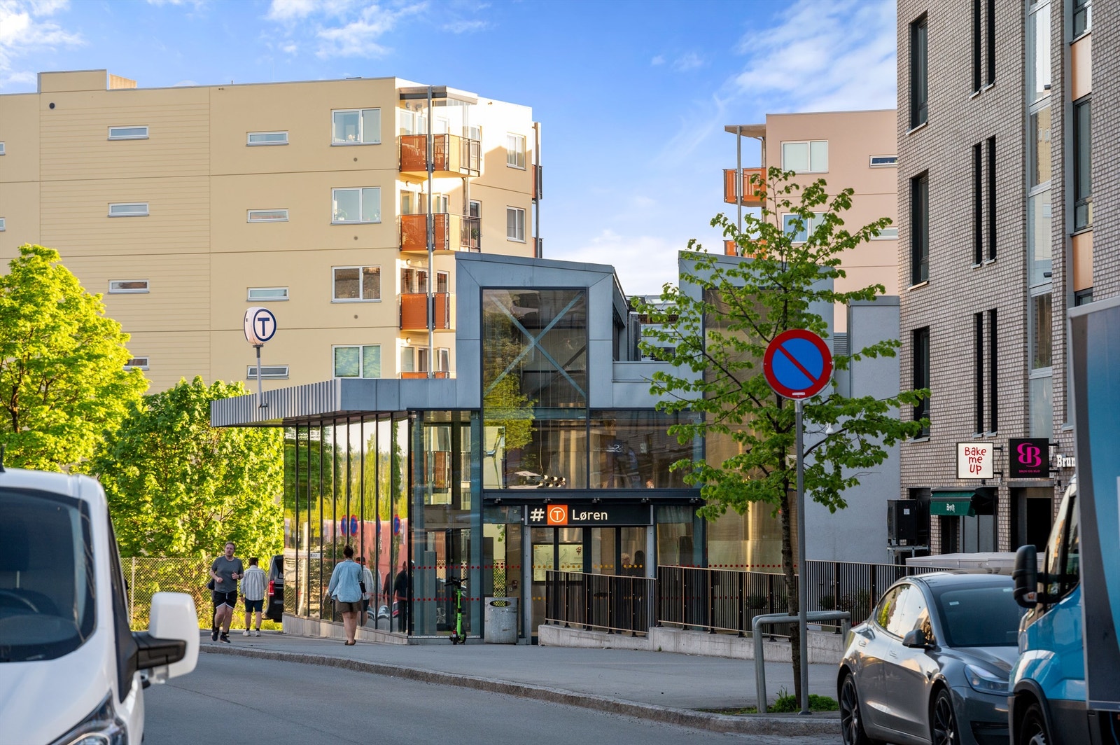 Ca. 400 m til nye Løren t-banestasjon. Hasle T-bane er også i gangavstand, og der finn du også 21-bussen som tar deg til bl. a. Grünerløkka. Flybussen stopper ca. 290 m unna i Dag Hammarskjølds vei samt ringveisbussene 23 og 24. Galleribilde