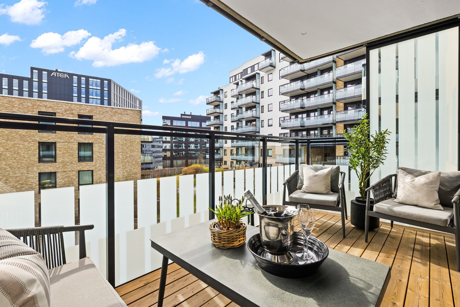 En lys, luftig og delikat 3-roms leilighet i byggets tredje etasje. Galleribilde