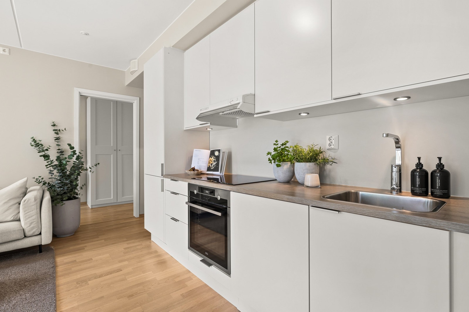 Innredningen består av glatte fronter, benkeplate av laminat og nedfelt oppvaskkum med ett-greps kjøkkenarmatur. Galleribilde