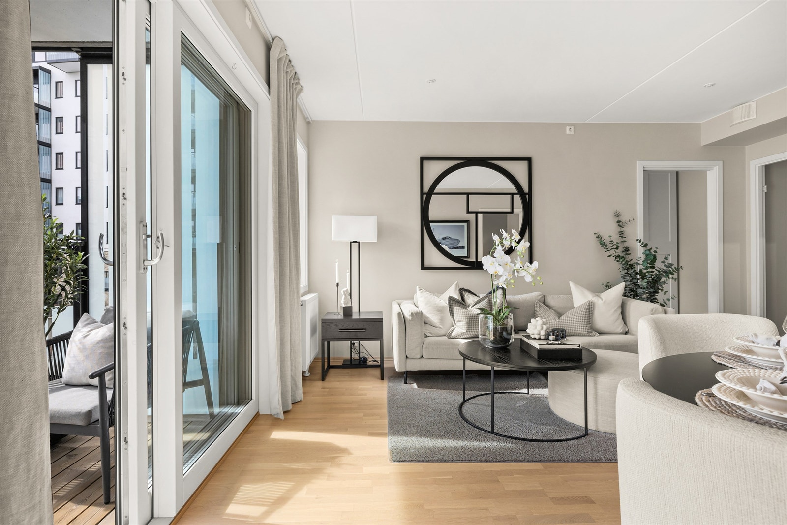 Fra stuen er det utgang til leilighetens balkong. Galleribilde