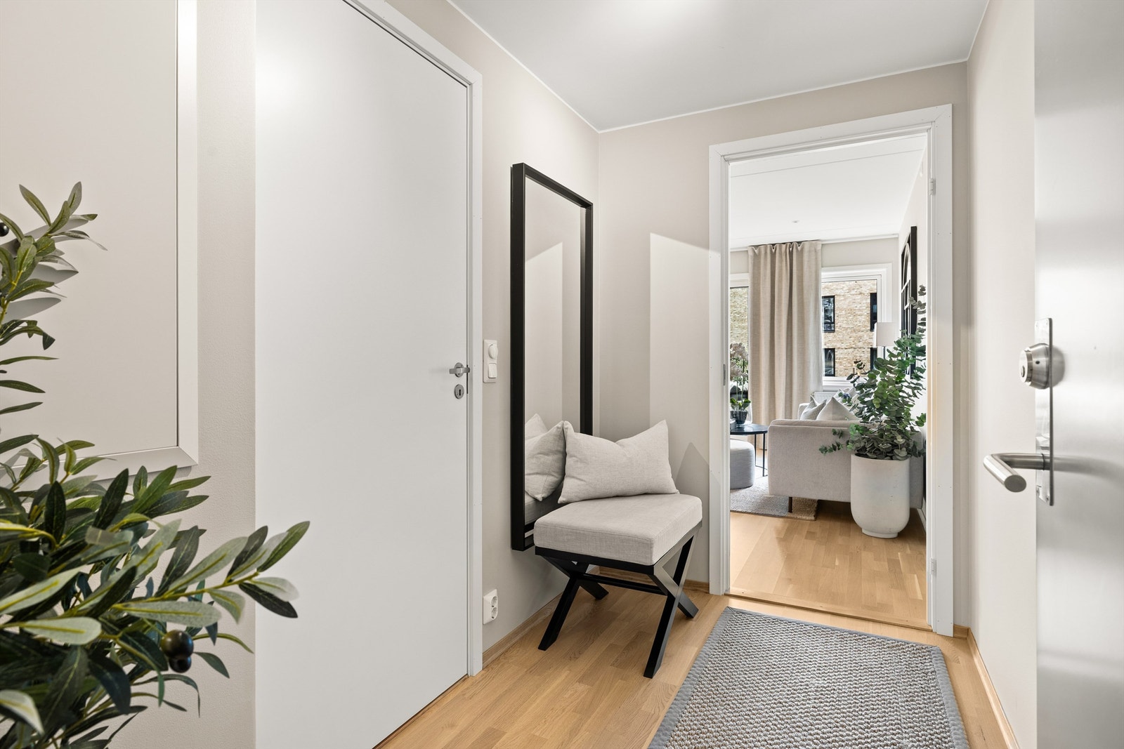 Velkommen inn! Innbydende entré som er med på å gi et godt førsteinntrykk av leiligheten. Det er god plass til å henge fra seg klær og sette fra seg skotøy. Galleribilde