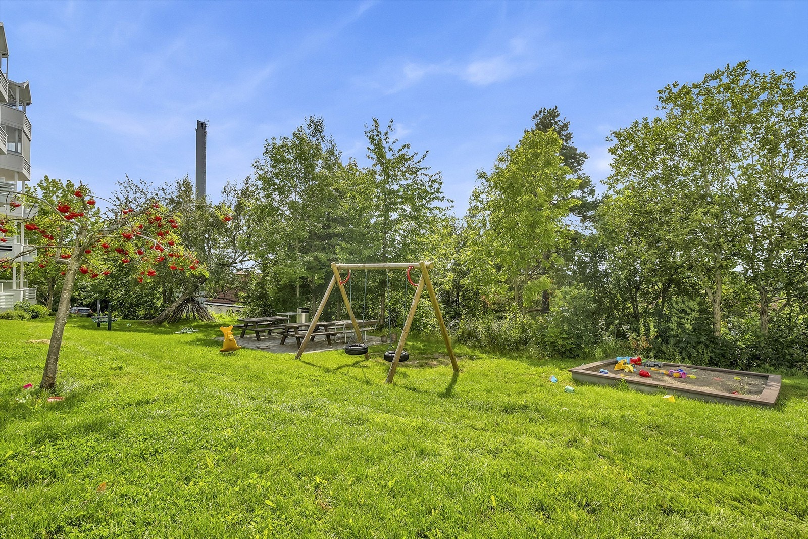 Fellesområdet er pent opparbeidet med diverse beplantning, interne gangveier og lekeplass for de minste. Galleribilde