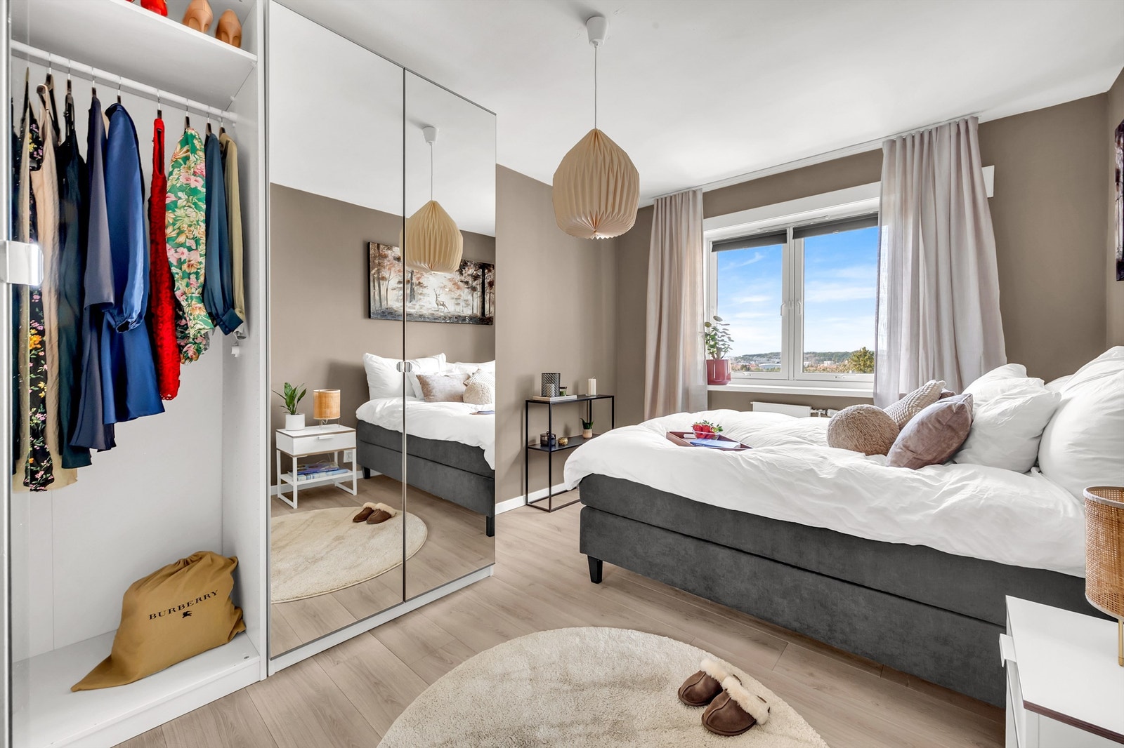 Rommet er holdt i duse og behagelige nyanser - perfekte for soverommet! Galleribilde