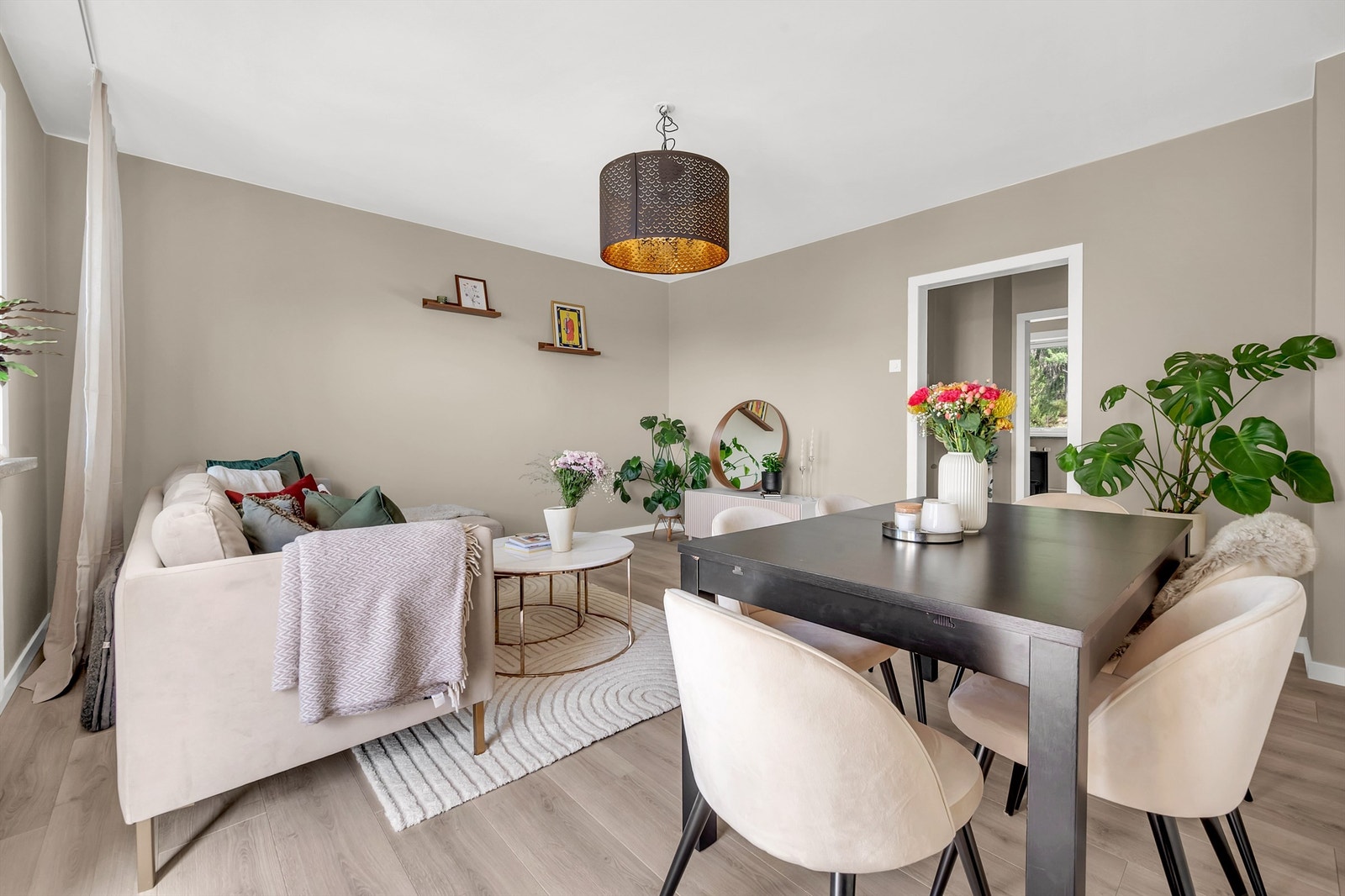 I stuen er det også en naturlig og fin plass til å innrede med et spisebord. Galleribilde