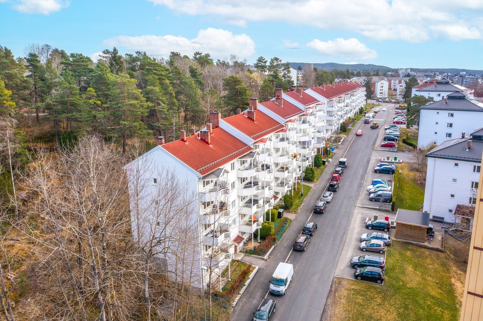 Borettslaget har parkeringsplasser som fordeles etter venteliste. Galleribilde