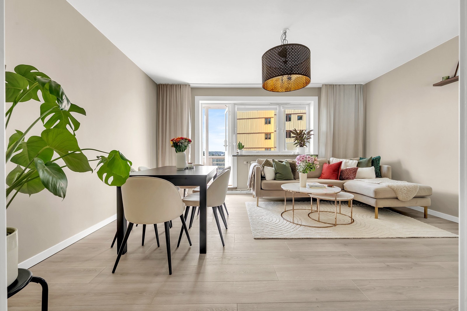 Leiligheten har en lys og tiltalende stue som med de store vindusflatene, får en lys og luftig atmosfære. Galleribilde