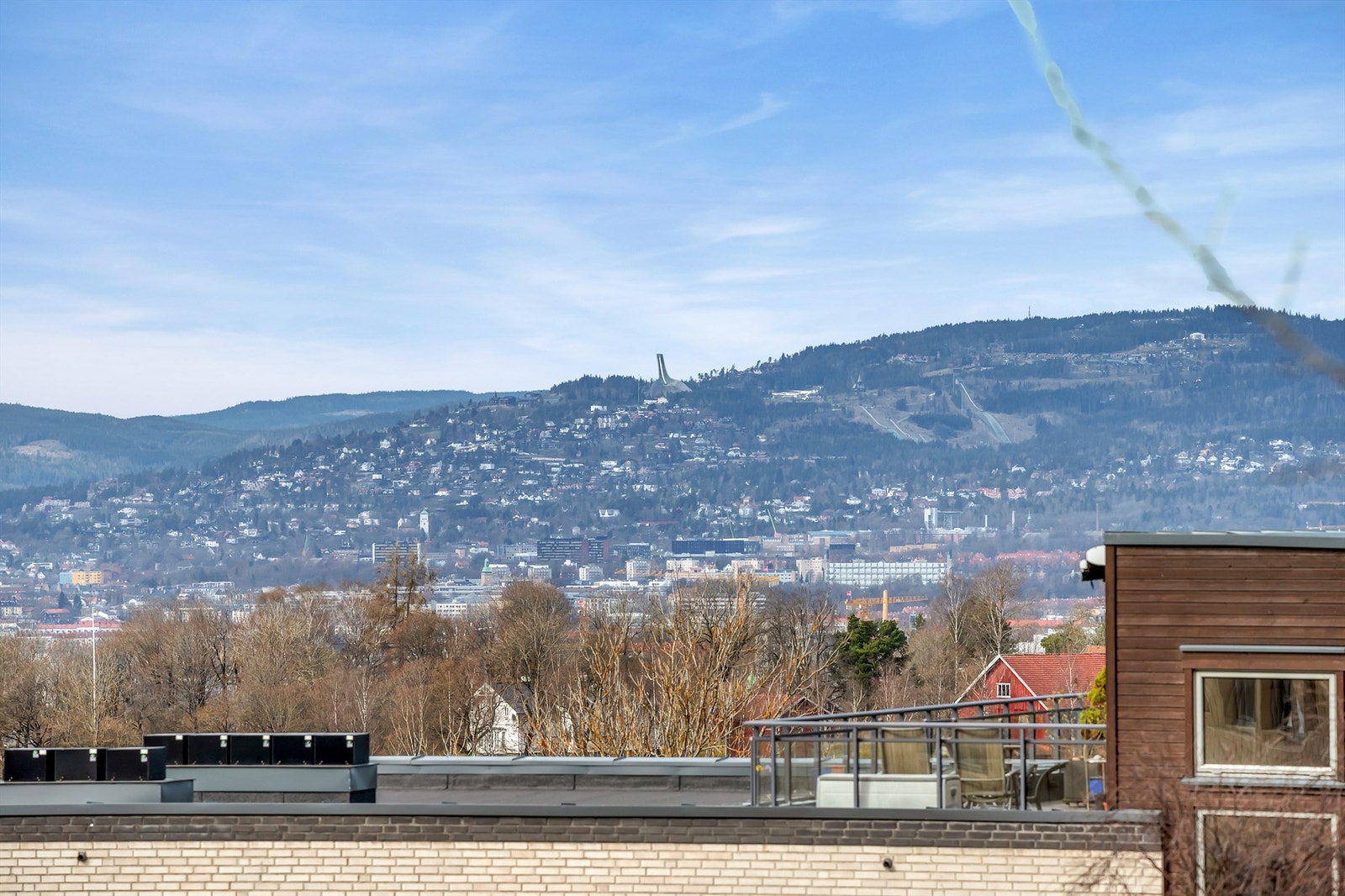 Herfra kan du nyte en fantastisk utsikt mot Holmenkollen! Galleribilde