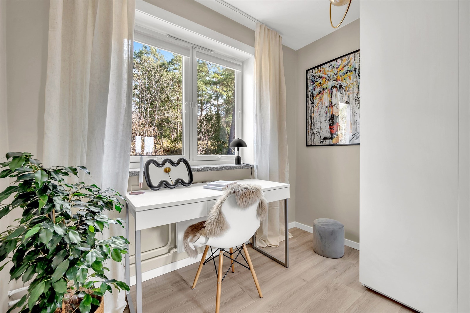 Her er det god plass til seng, skrivebord, eller annet ønskelig møblement. Galleribilde