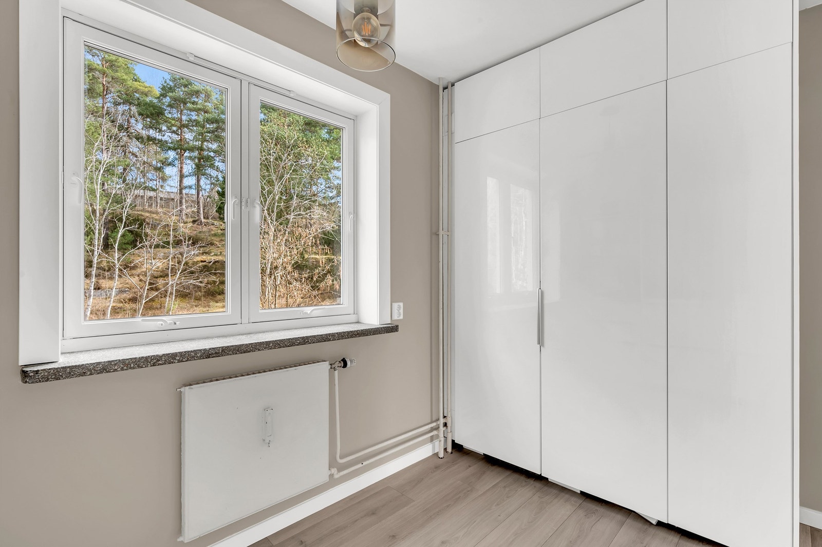 Hyggelig utsyn mot idylliske grøntområder. Galleribilde