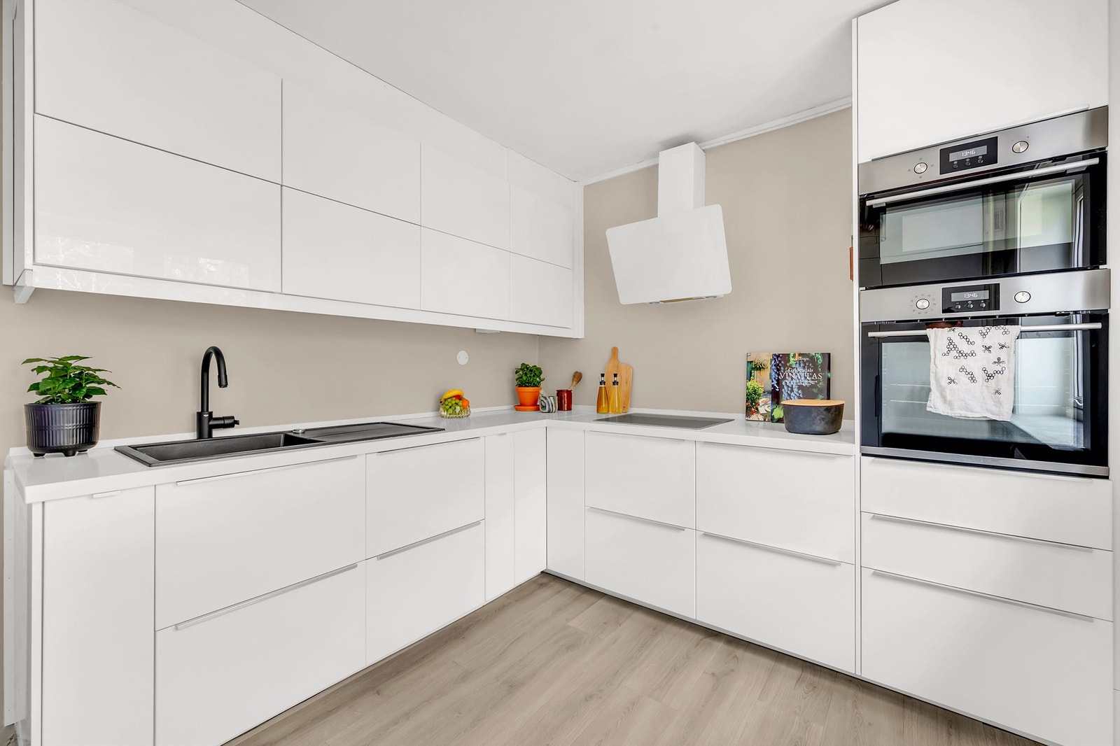 Lyst og delikat Ikea-kjøkken fra 2018. Her er kjøkkenet holdt i en praktisk separat løsning, noe som gir en fin sone for matlagingen. Galleribilde