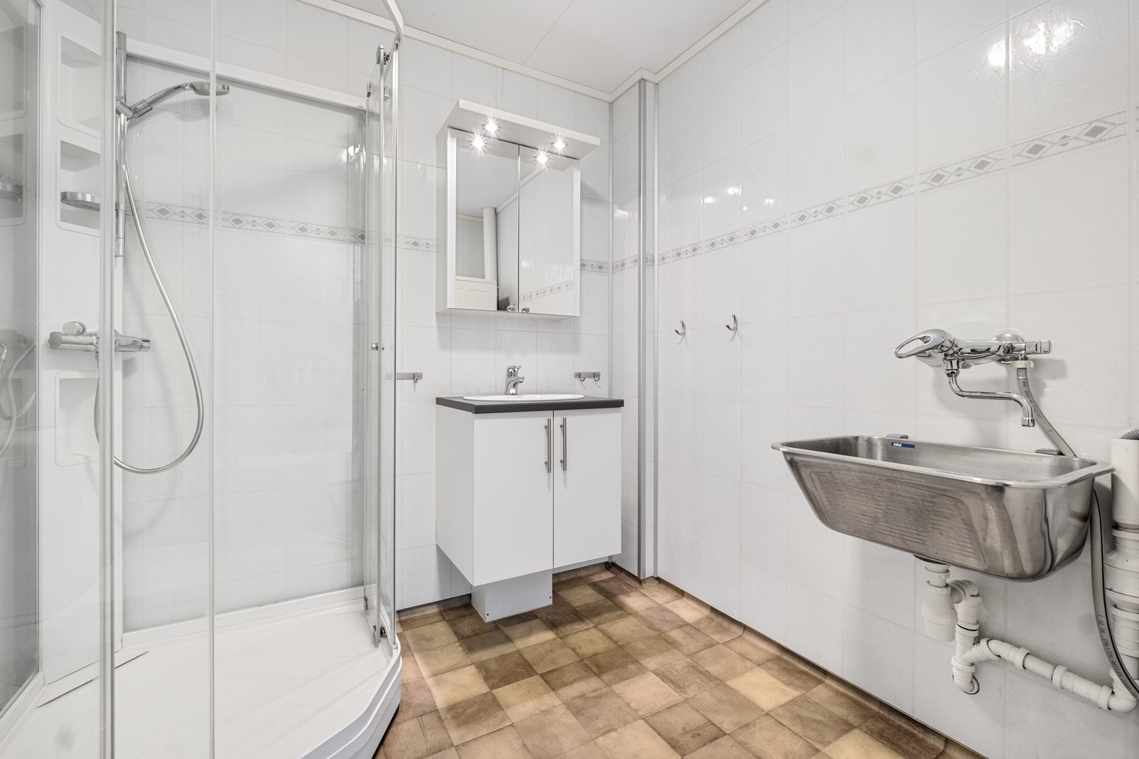 I tillegg til servant er det også skyllekar og opplegg for vaskemaskin. Galleribilde