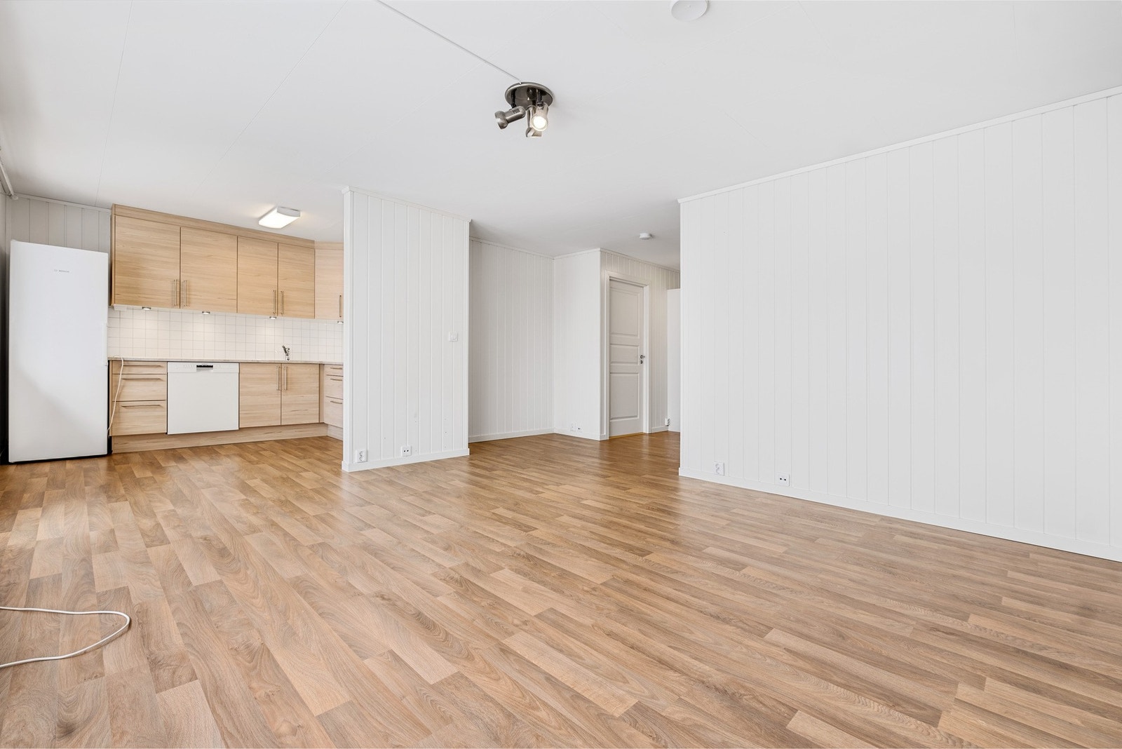 Den åpne løsningen gir en romslig rom følelse. Galleribilde