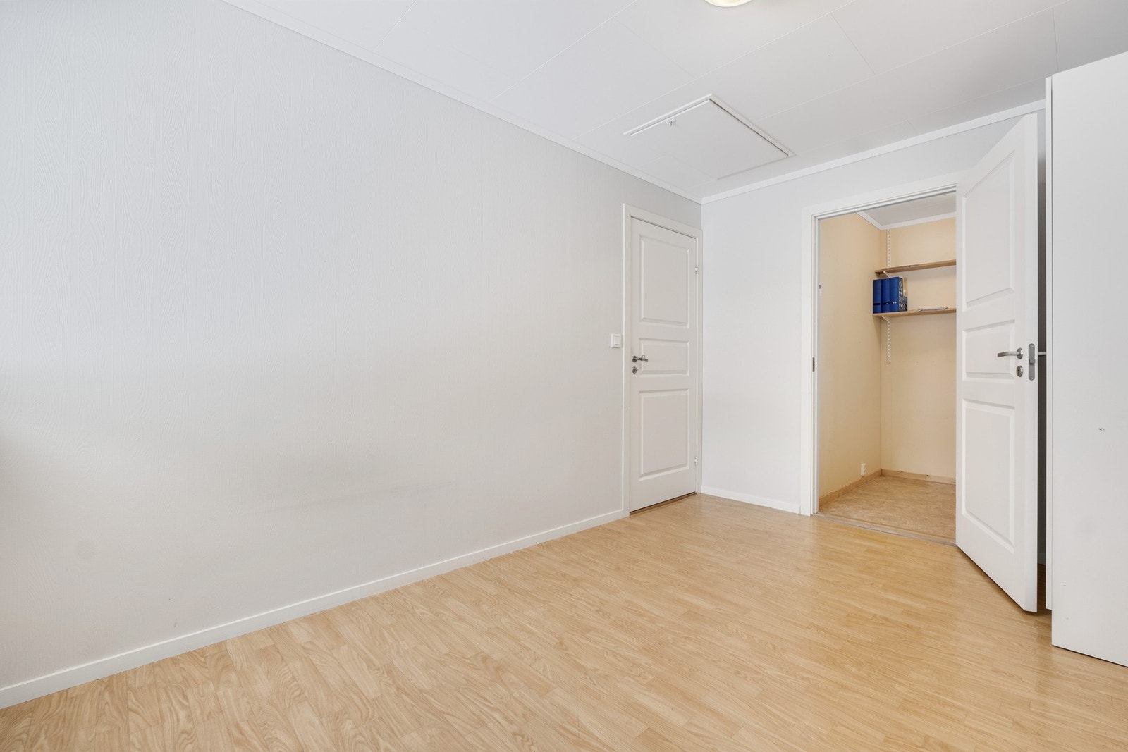 I tillegg er rommet utstyrt med et rom som godt kan benyttes til walk-in closet Galleribilde