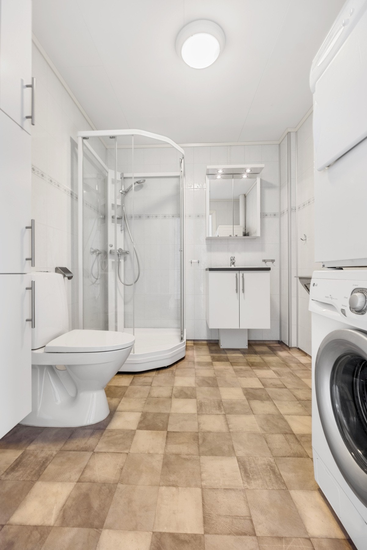 Badet har en lys stil med varme i gulv. Galleribilde