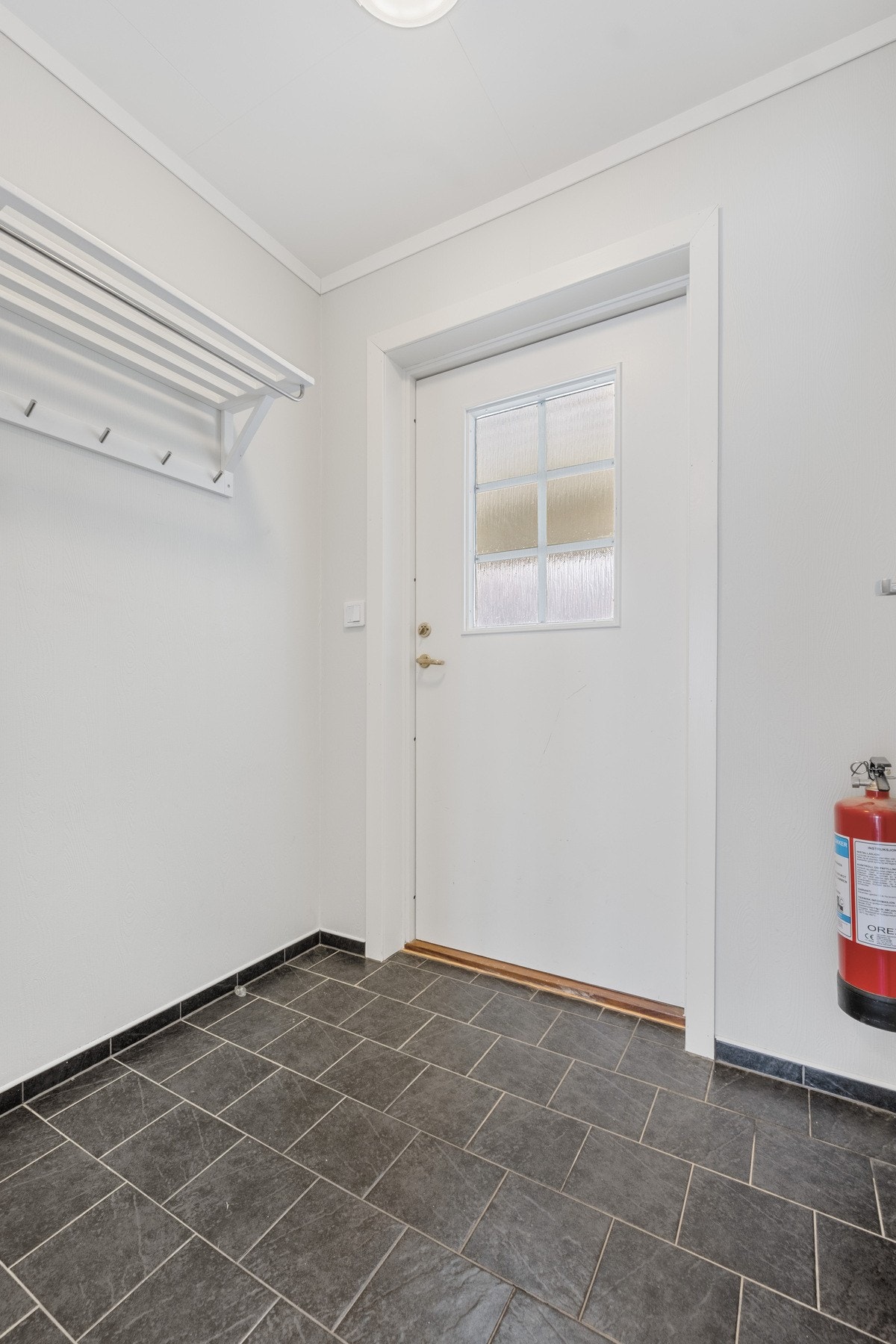 Lys entré med praktiske knagger Galleribilde