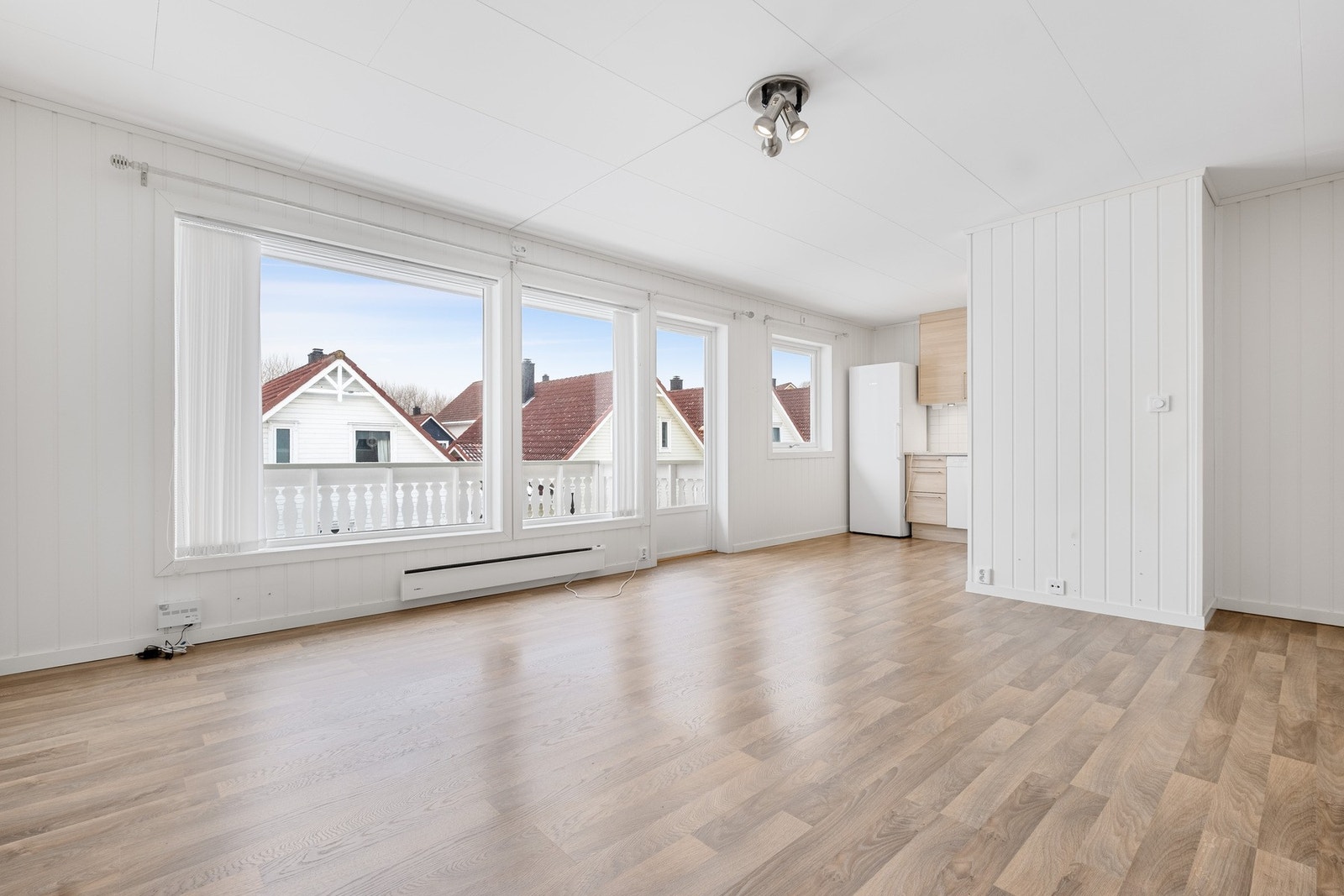 Den romslige stuen har store vindusflater som gir godt med naturlig lys. Galleribilde