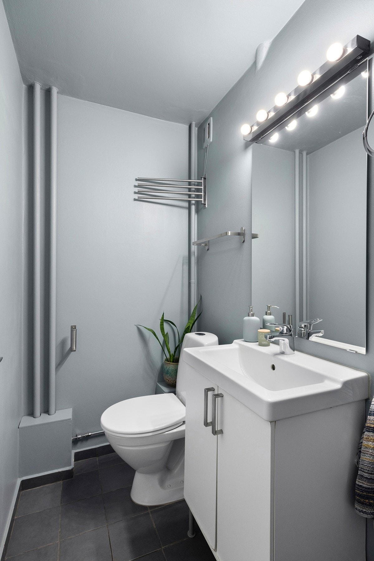 Baderom i hovedsak fra 2006 med deler av røropplegg fra byggeår Galleribilde