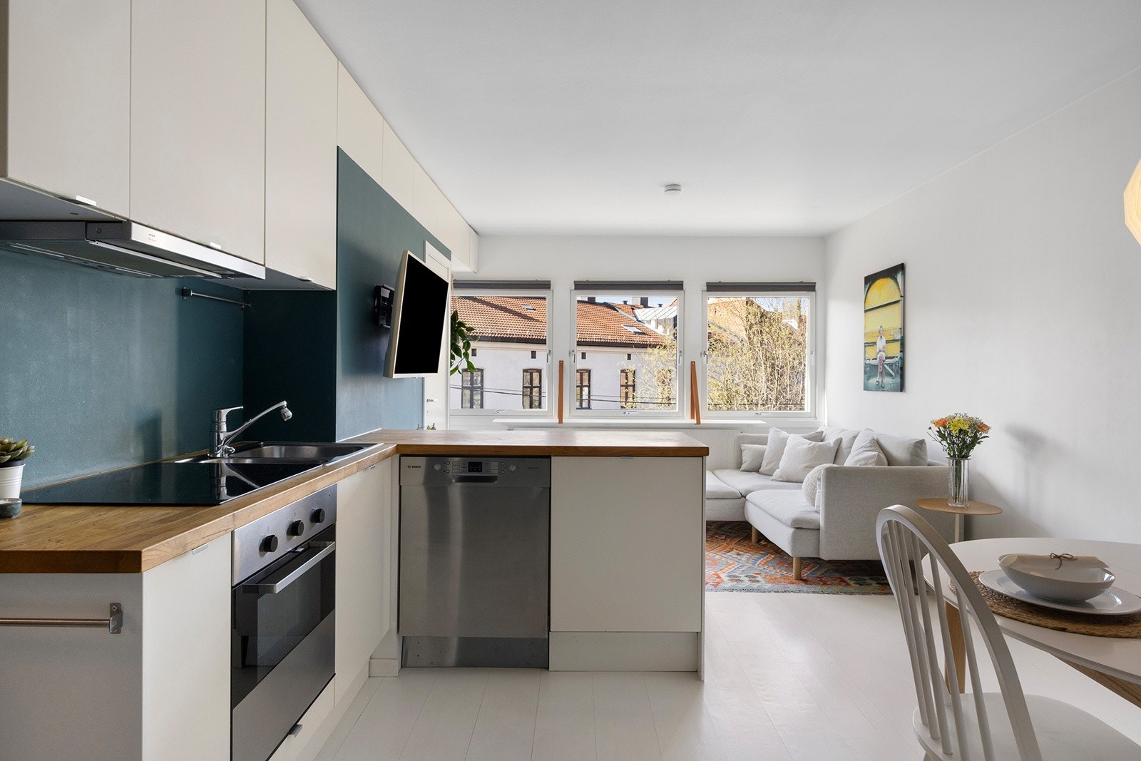 Oppvaskmaskin, stekeovn og keramisk topp medfølger Galleribilde